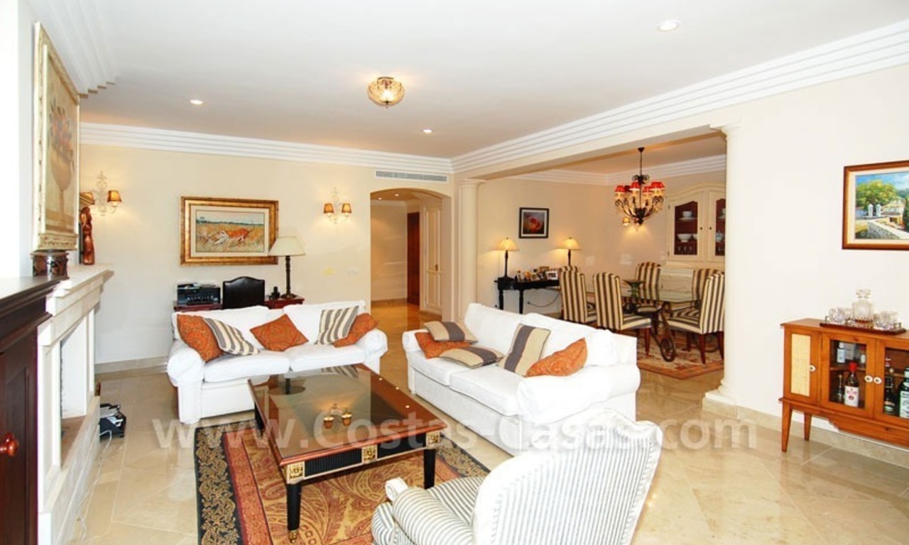 Ample luxury apartment to buy in Nueva Andalucia, Marbella 0