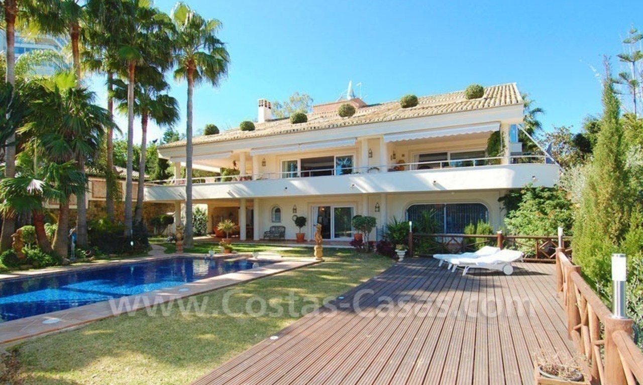 Frontline golf villa for sale in Marbella, walking distance to beach 7