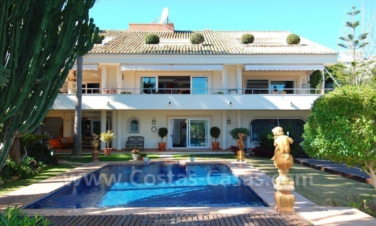 Frontline golf villa for sale in Marbella, walking distance to beach 8