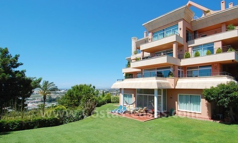 Spacious luxury apartment for sale in Nueva Andalucía, Marbella 