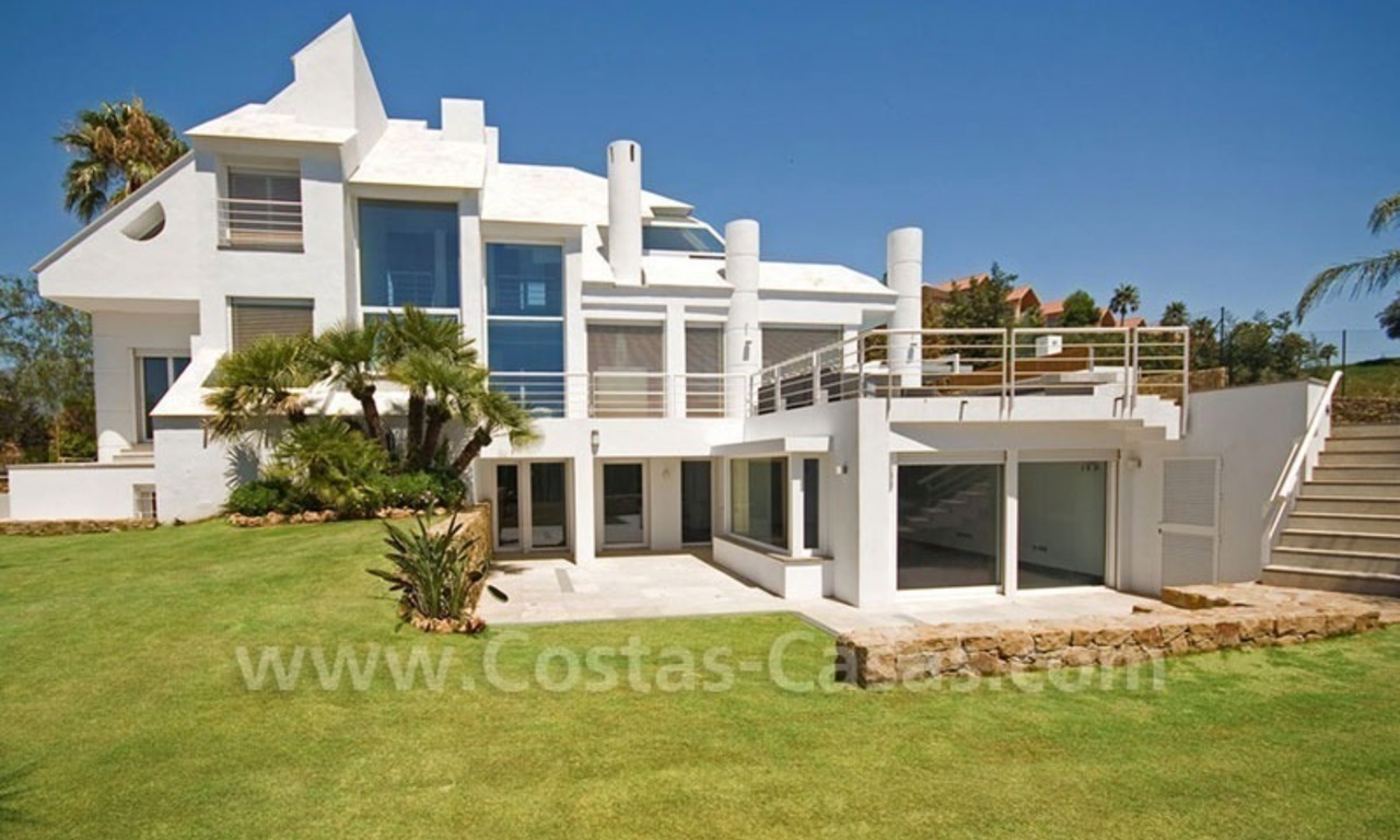 Modern front line golf villa for sale in Nueva Andalucía - Marbella 4