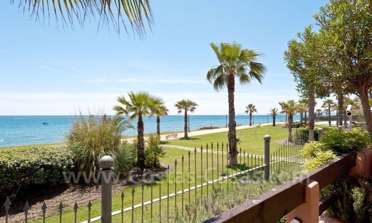 Beachfront luxury apartment for sale in the area of Marbella - Estepona 4