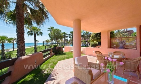Beachfront luxury apartment for sale in the area of Marbella - Estepona 