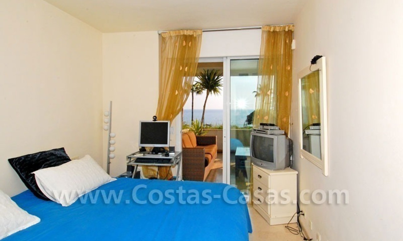 Seafront apartment for sale in a beachfront complex, New Golden Mile, Marbella - Estepona 16