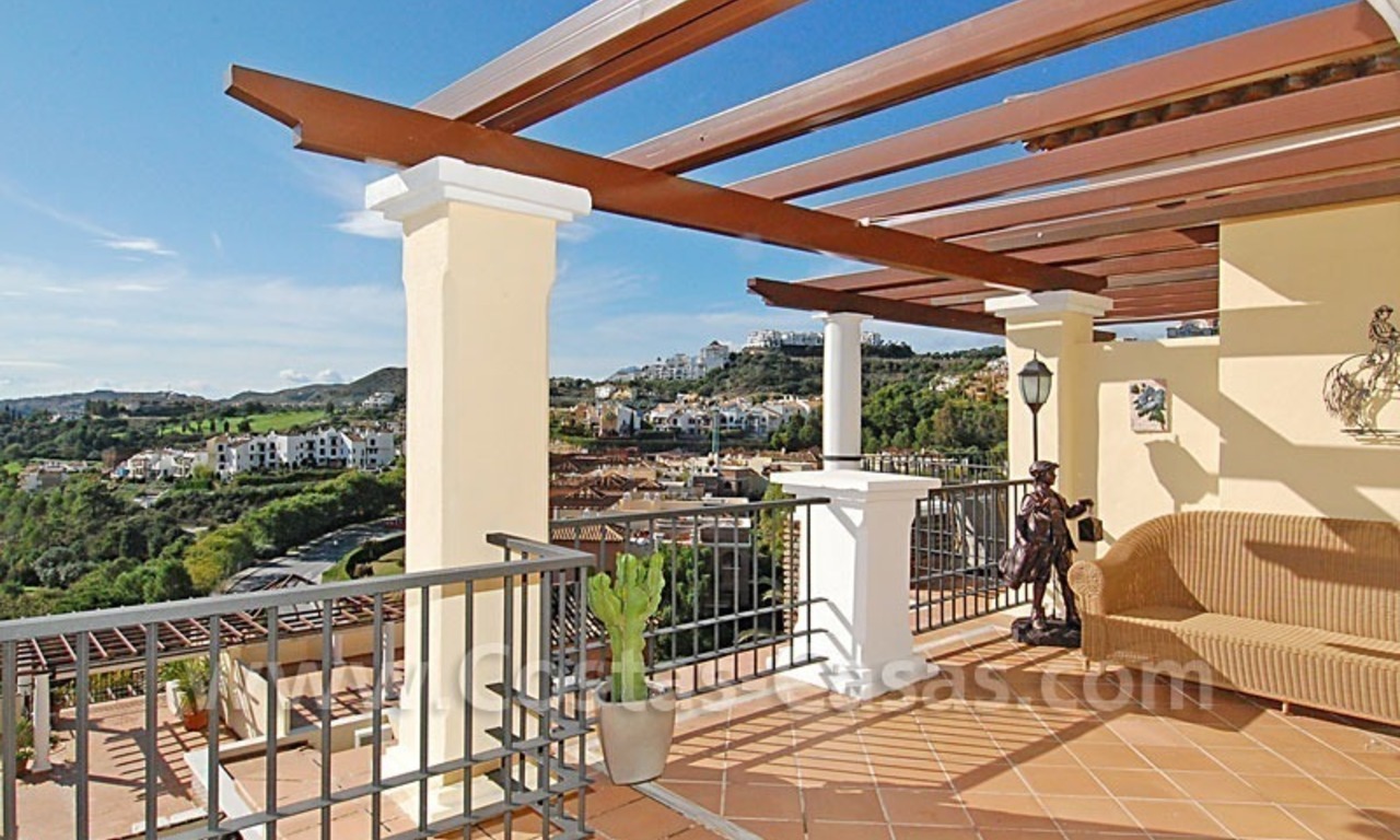 Bargain penthouse apartment for sale in a gated first line golf complex, Marbella – Benahavis 4