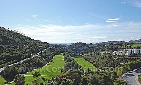 Bargain penthouse apartment for sale in a gated first line golf complex, Marbella – Benahavis 