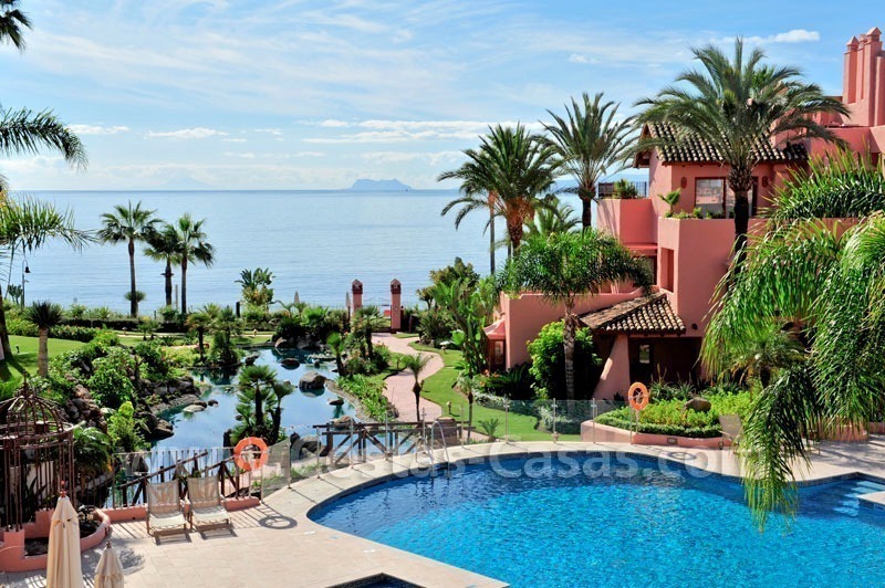 Bargain luxury penthouse apartment for sale, exclusive beachfront complex, New Golden Mile, Marbella - Estepona