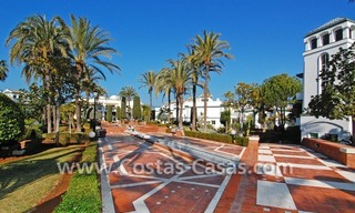 Frontline beach detached villa for sale on gated beachfront complex, Marbella - Estepona 25