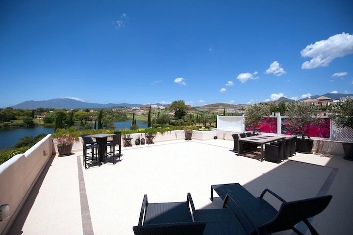 Large luxury apartment for sale on golf resort in the area of Marbella – Benahavis – Estepona