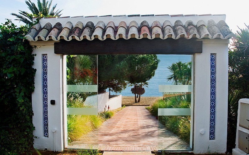 Beachfront luxury apartment for sale in Puerto Banus – Marbella