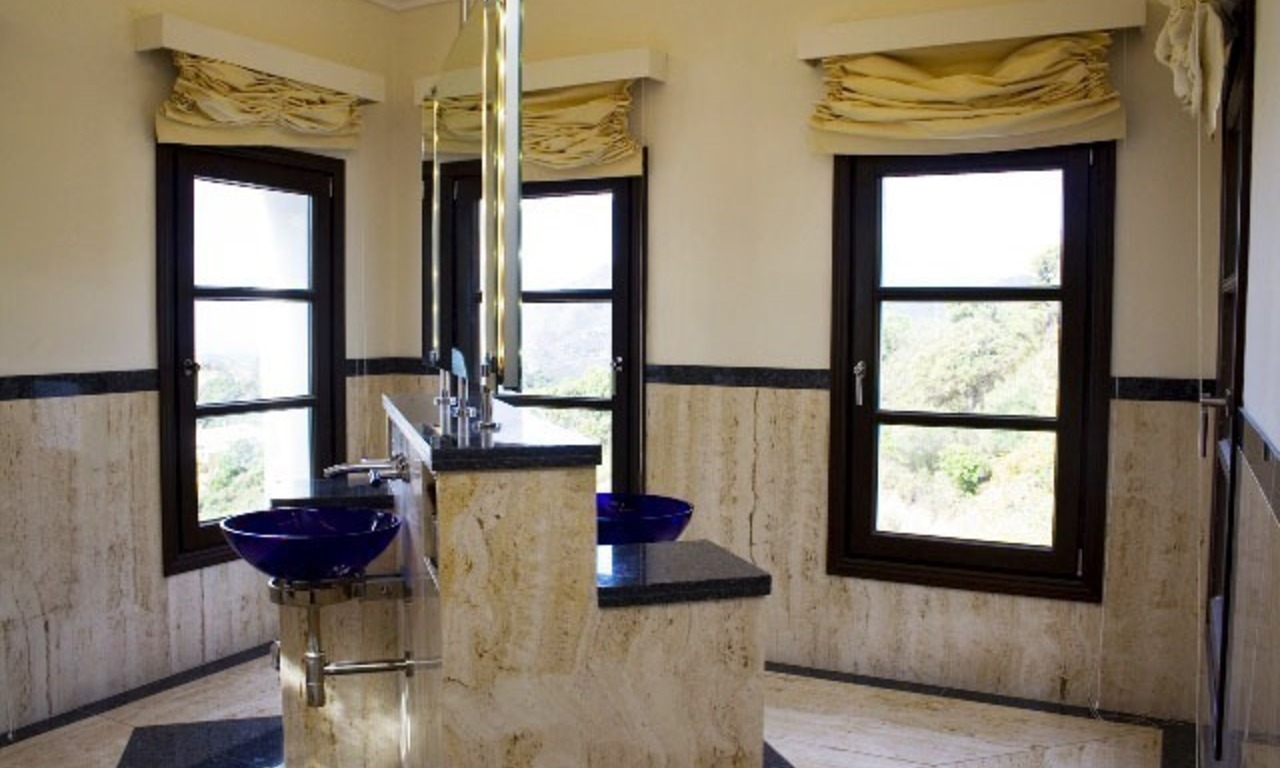 Luxury villa for sale in an exclusive golf resort in the area of Marbella - Benahavis 13