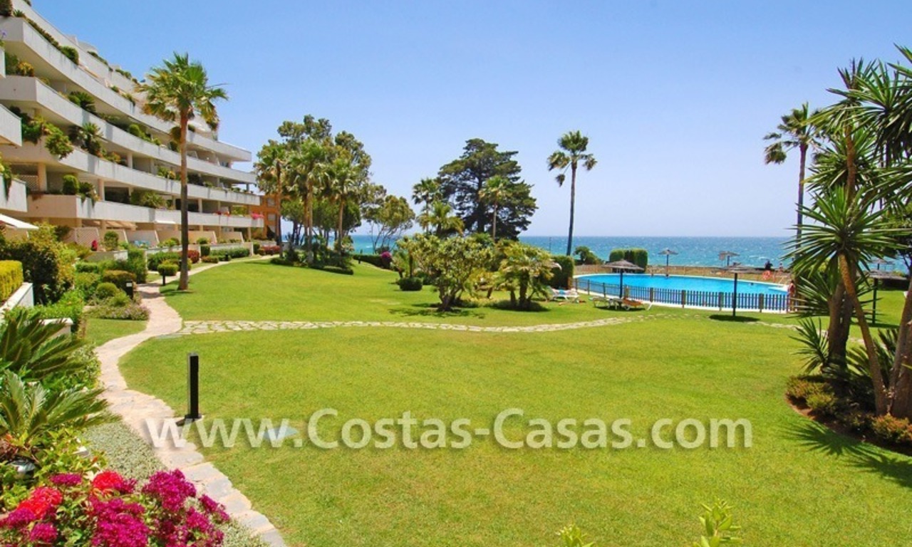Frontline beach apartment for sale in a beachfront apartment complex, New Golden Mile, Marbella - Estepona 3