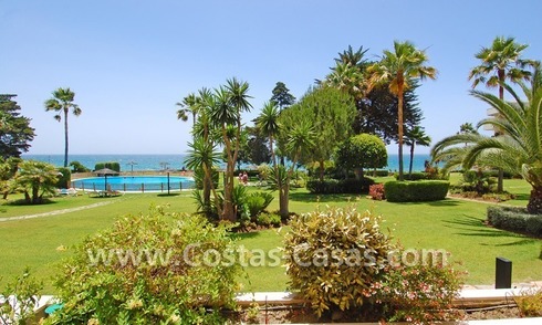 Frontline beach apartment for sale in a beachfront apartment complex, New Golden Mile, Marbella - Estepona 