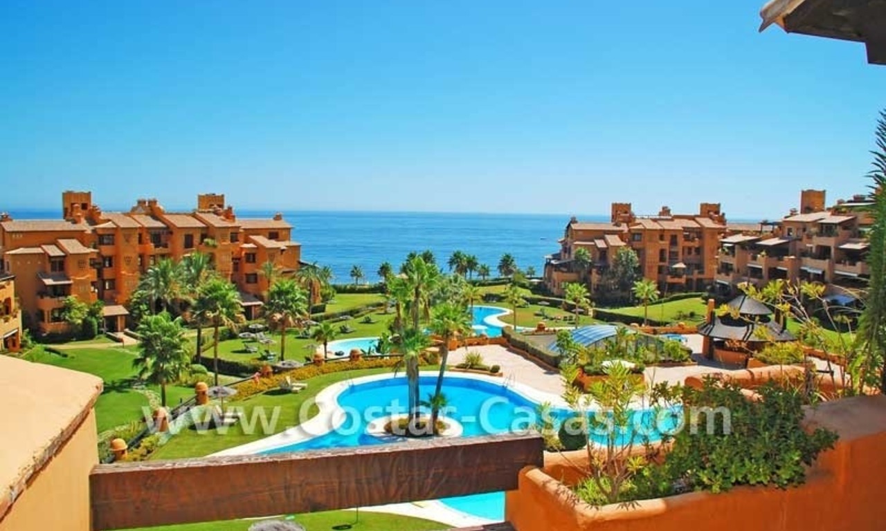 Luxury apartment for sale in a first line beach complex, New Golden Mile, Marbella - Estepona 1
