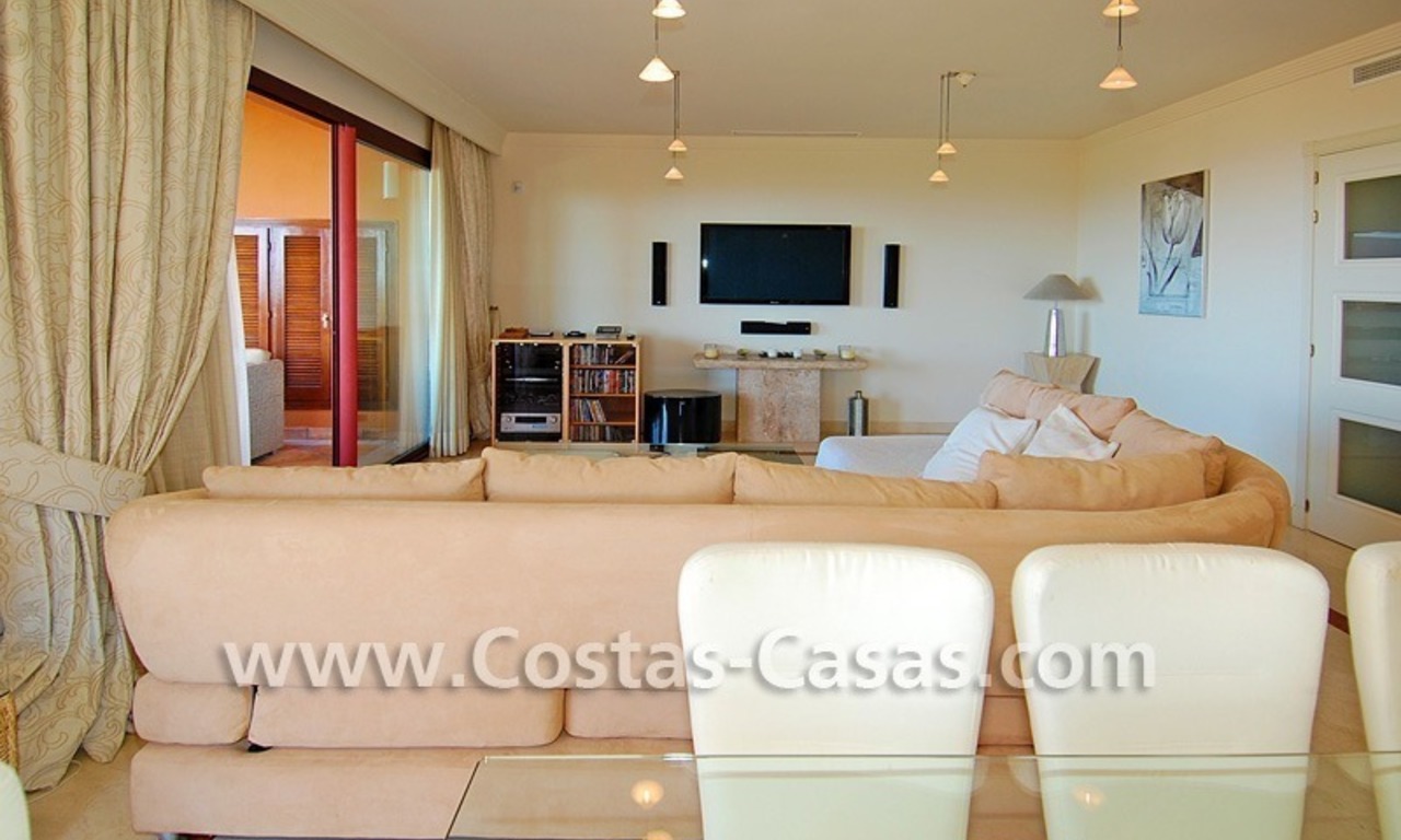 Beachside luxury penthouse apartment to buy in Marbella 11