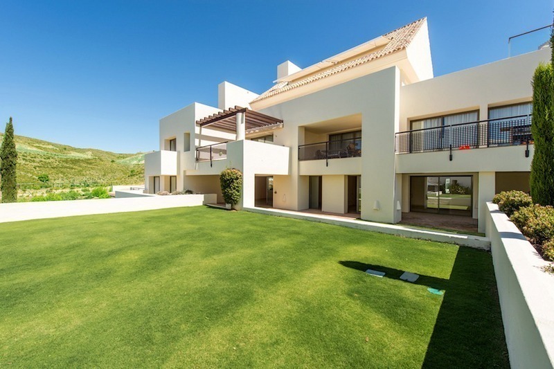 Modern style luxury apartment for sale, golf resort, Marbella - Benahavis