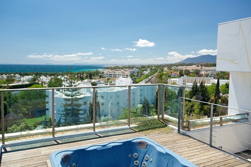 Exclusive new luxury modern apartments and penthouses for sale on the Golden Mile near Marbella centre