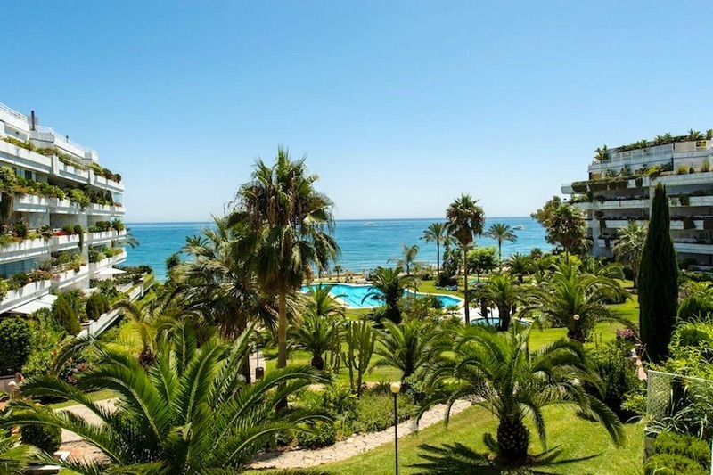 Front line beach apartment for sale on the Golden Mile in Marbella