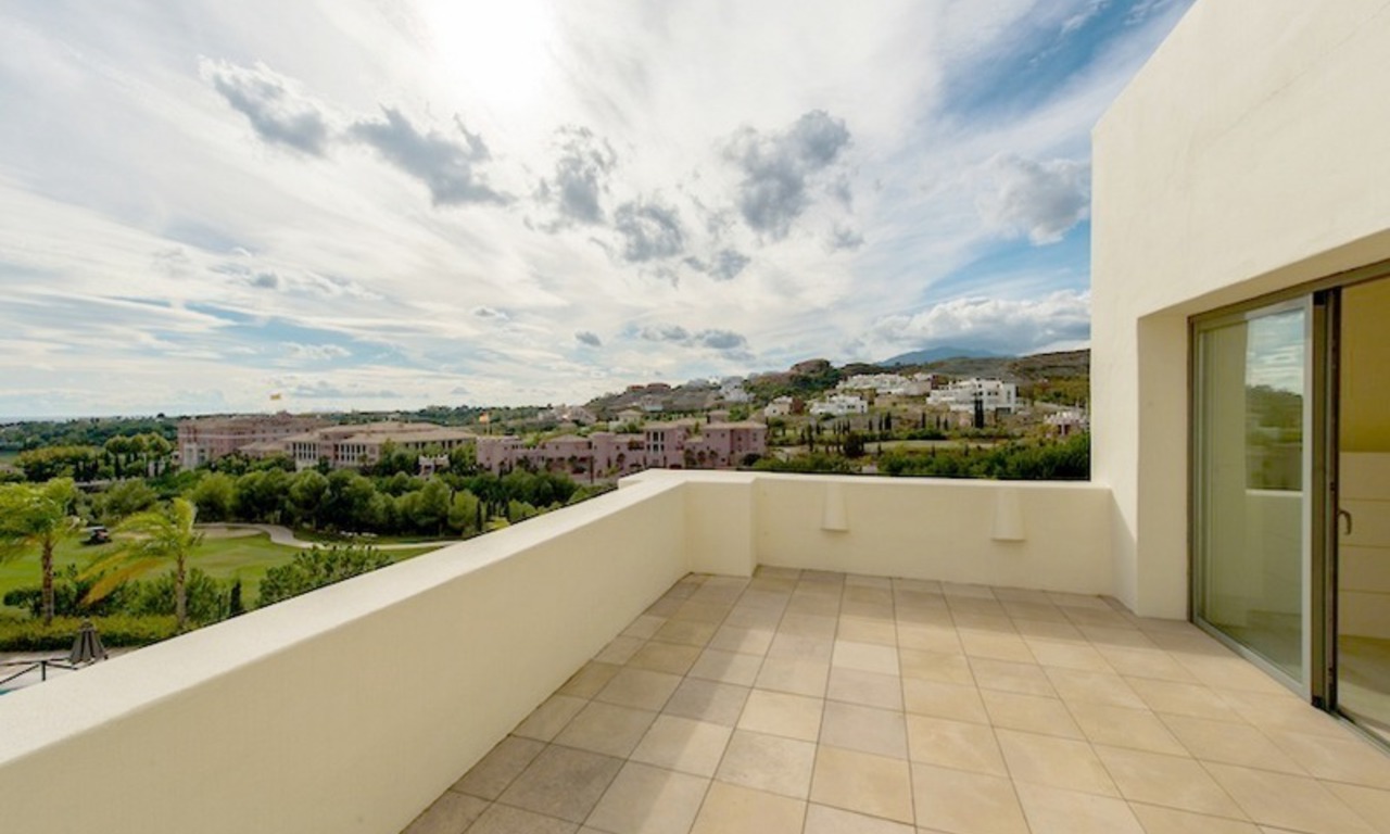Luxury front line golf modern contemporary apartment for sale in a 5* golf resort, Benahavis - Estepona - Marbella 10