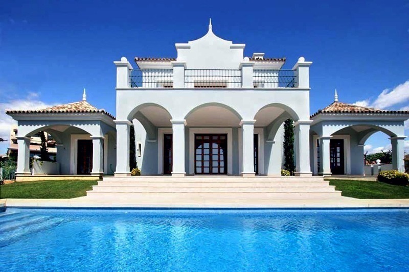 Luxury villa for sale near the golf course in Marbella