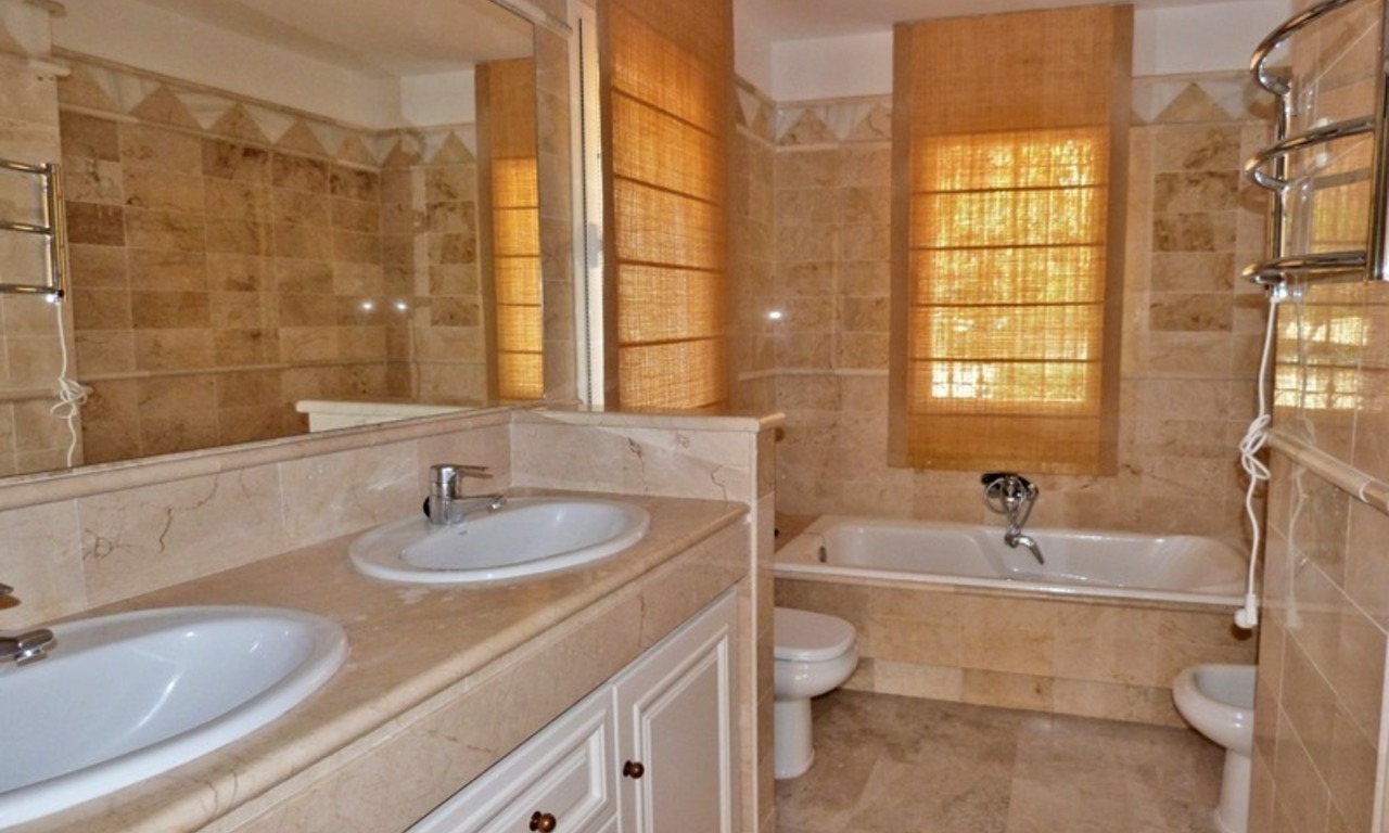 Townhouse for sale in a golf area of Marbella 11