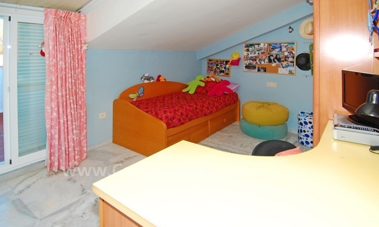 Bargain penthouse apartment for sale in Nueva Andalucia, Marbella 10