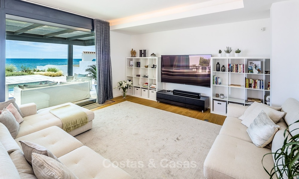 Modern beachfront villa for sale in Marbella with breathtaking sea views 1190