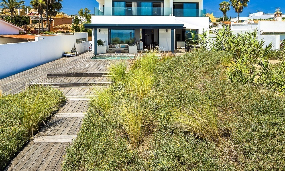 Modern beachfront villa for sale in Marbella with breathtaking sea views 1204