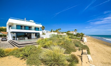 Modern beachfront villa for sale in Marbella with breathtaking sea views 1215