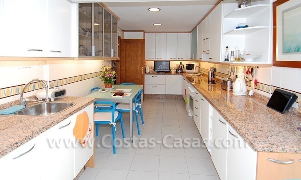 Luxury beachside apartment for sale in a frontline beach complex, New Golden Mile, Marbella - Estepona 5