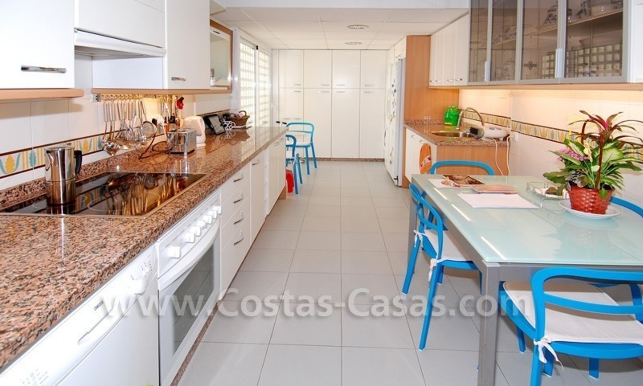 Luxury beachside apartment for sale in a frontline beach complex, New Golden Mile, Marbella - Estepona 6
