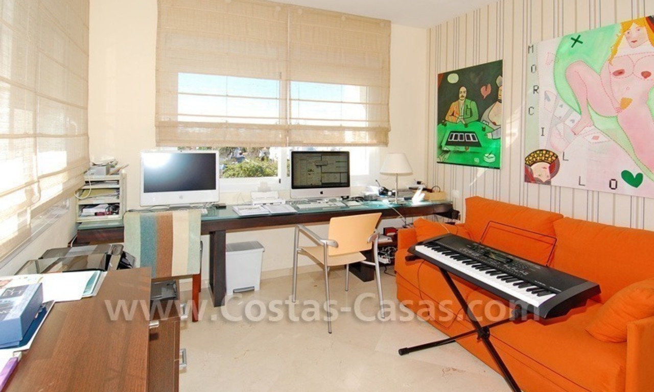 Luxury beachside apartment for sale in a frontline beach complex, New Golden Mile, Marbella - Estepona 10