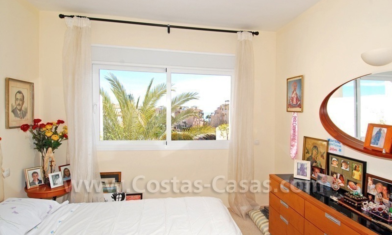 Luxury beachside apartment for sale in a frontline beach complex, New Golden Mile, Marbella - Estepona 11