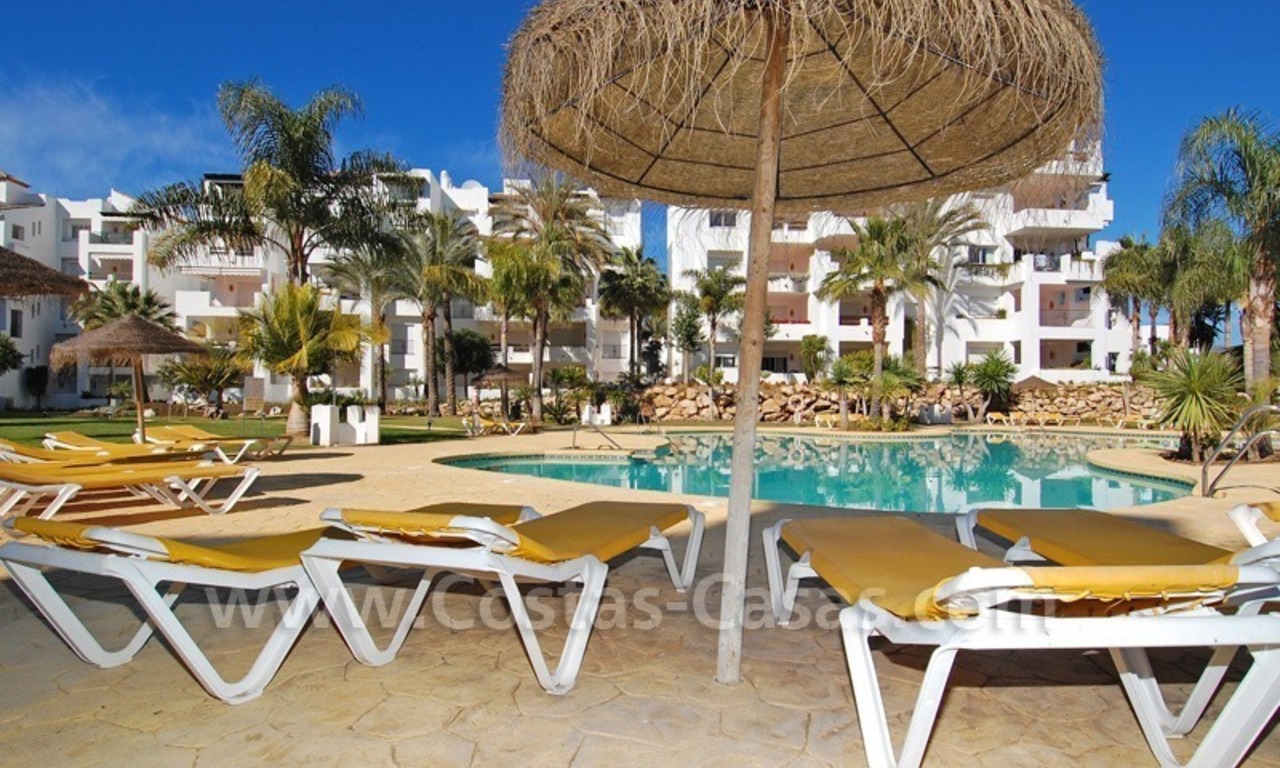 Luxury beachside apartment for sale in a frontline beach complex, New Golden Mile, Marbella - Estepona 17