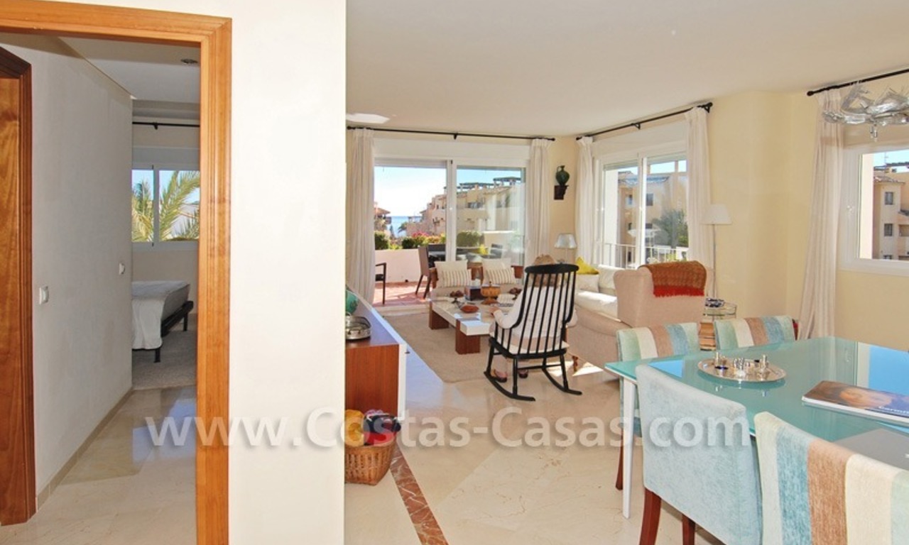 Luxury beachside apartment for sale in a frontline beach complex, New Golden Mile, Marbella - Estepona 3