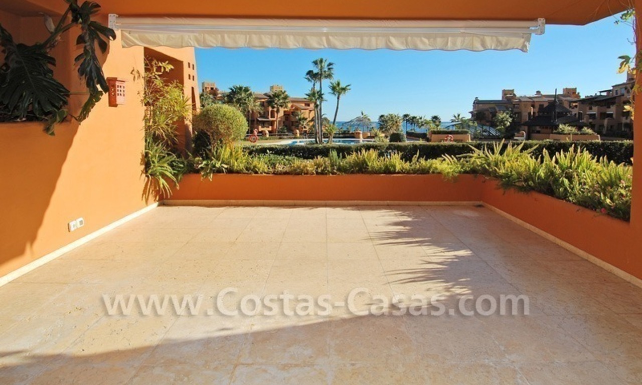 Luxury frontline beach apartment for sale, first line beach complex, New Golden Mile, Marbella - Estepona 1