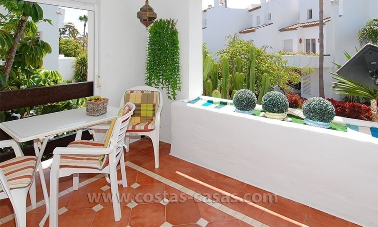 Beachside apartment for sale in beachfront complex, New Golden Mile, Marbella - Estepona 1