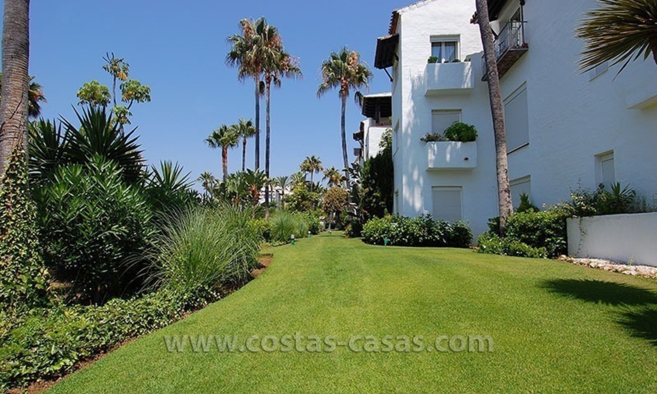 Beachside apartment for sale in beachfront complex, New Golden Mile, Marbella - Estepona 10