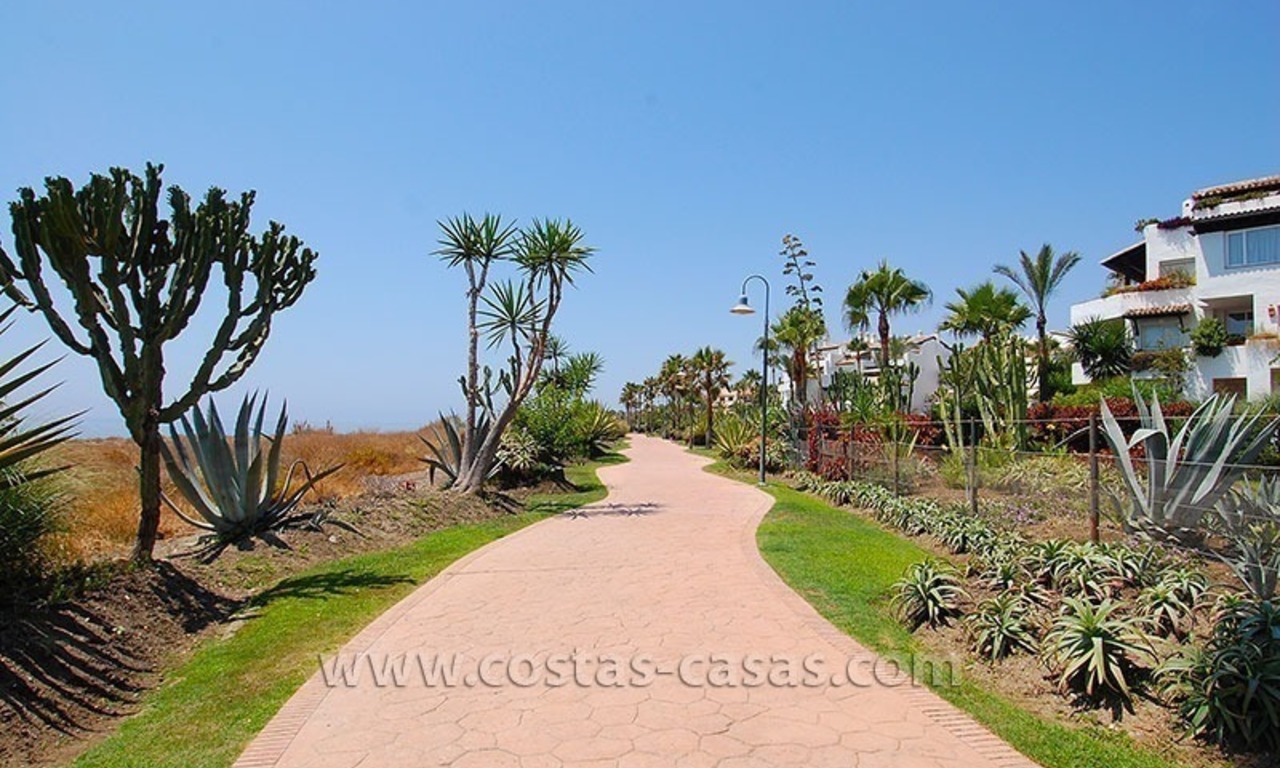 Beachside apartment for sale in beachfront complex, New Golden Mile, Marbella - Estepona 16