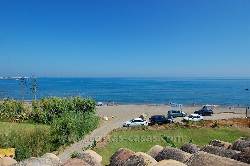 Frontline beach townhouse for sale in a first line beach complex in Estepona
