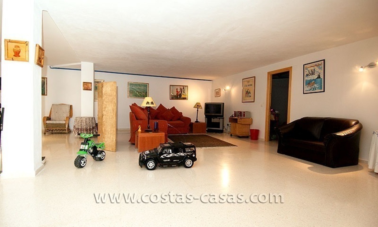 For Sale: Large, Well-Kept Villa in Marbella – Estepona 31
