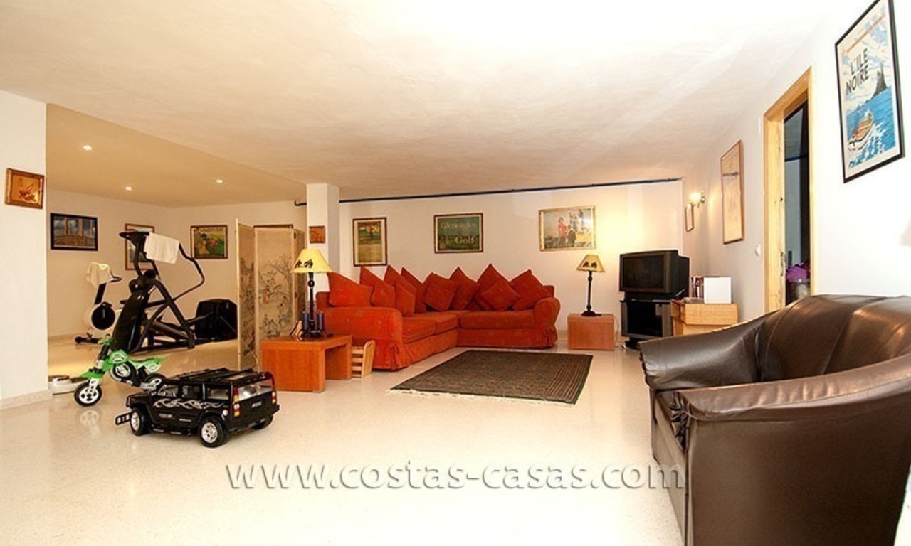 For Sale: Large, Well-Kept Villa in Marbella – Estepona 32