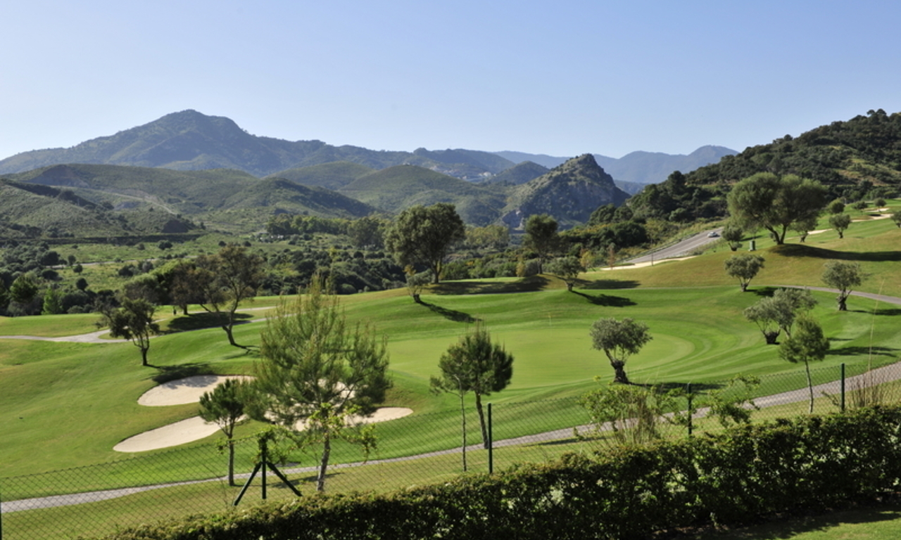 For Holiday Rent in the Marbella – Benahavís Area: Contemporary, Luxury Golf Apartment 31