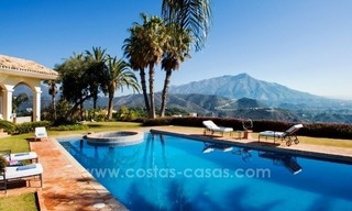 For Sale: A luxurious but elegant classical villa with the best views in El Madroñal - Benahavis 15