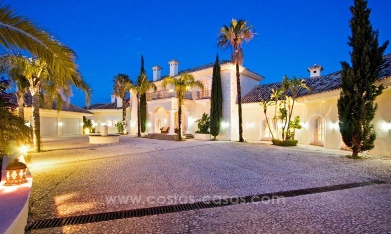 For Sale: A luxurious but elegant classical villa with the best views in El Madroñal - Benahavis 8