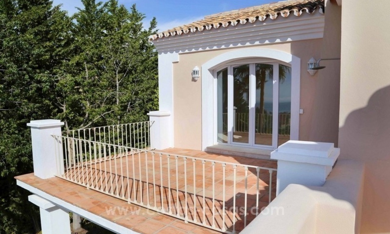 Luxury villa for sale between Marbella and Estepona, with panoramic sea views 40