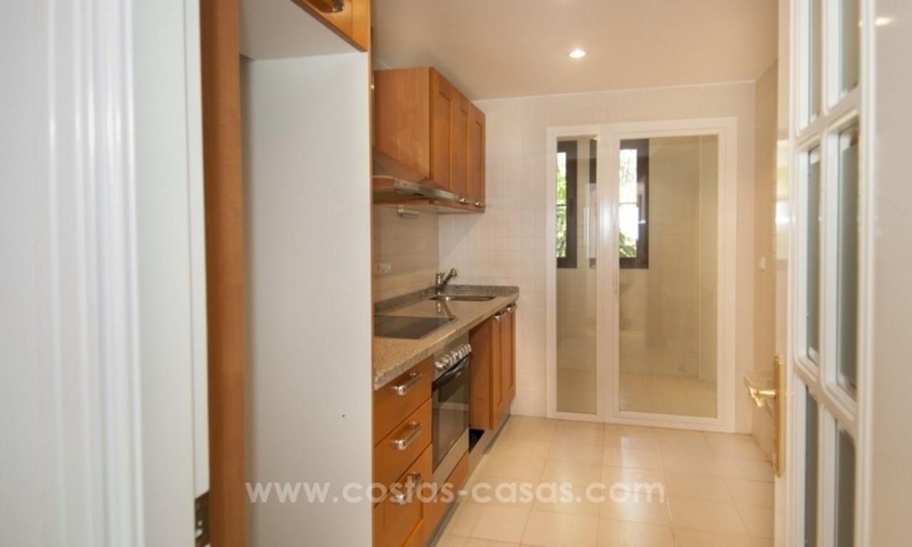 Renovated 3 bedroom bargain apartment for sale in Los Arqueros, Benahavis 6