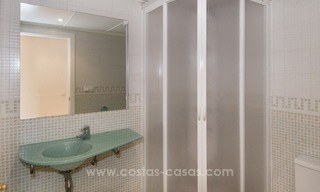 Renovated 3 bedroom bargain apartment for sale in Los Arqueros, Benahavis 11