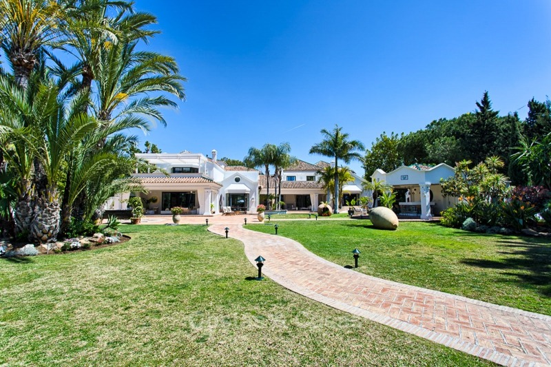 Spectacular beachside luxury villa in Cortijo style for sale in Marbella West 11137 