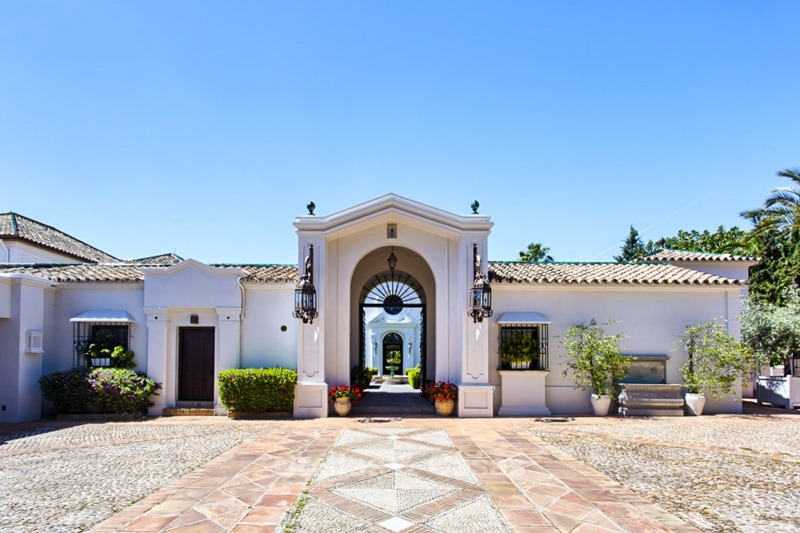 Spectacular beachside luxury villa in Cortijo style for sale in Marbella West 11138 